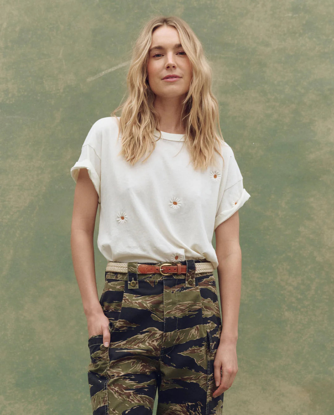 BOXY CREW TEE WITH DAISY EMBROIDERY