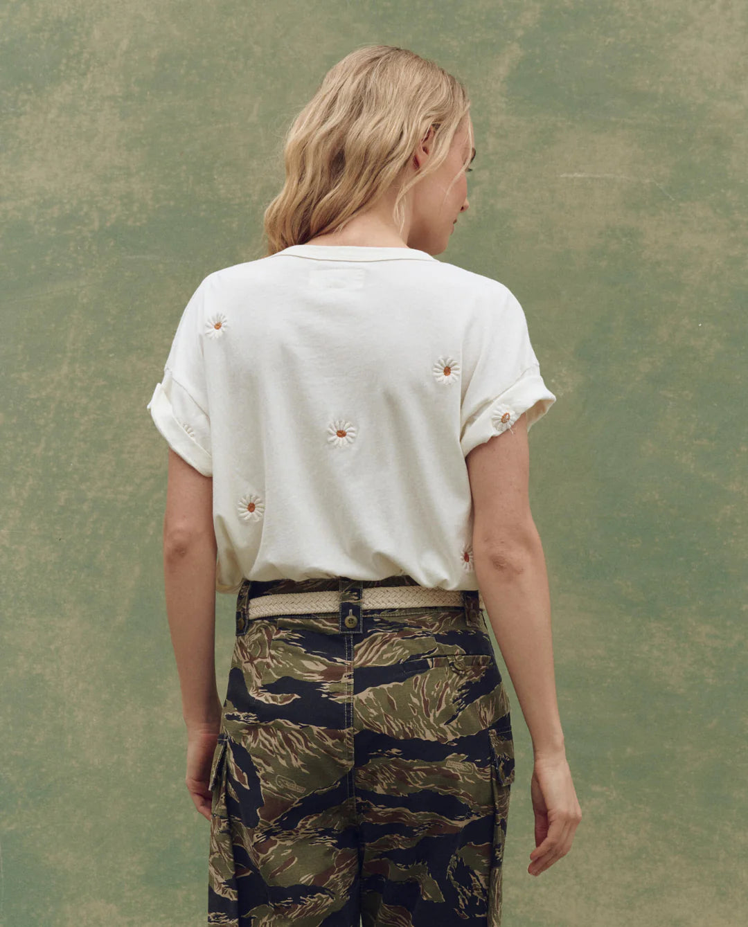 BOXY CREW TEE WITH DAISY EMBROIDERY