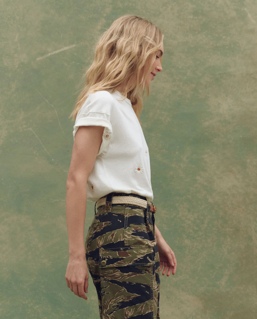 BOXY CREW TEE WITH DAISY EMBROIDERY