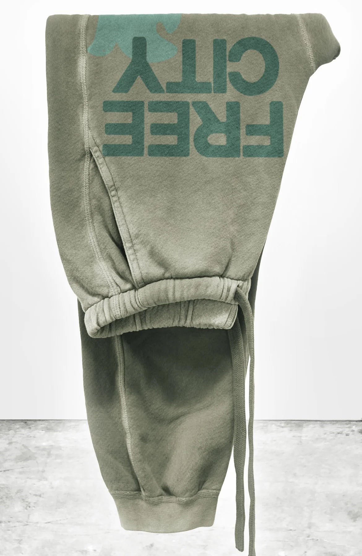 SUNFADES POCKET SWEATPANTS IN SHROOMS