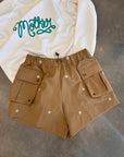EMBROIDERED CARGO SHORTS IN KHAKI WITH DAISY