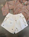 EMBROIDERED CARGO SHORTS IN CREAM/BLACK DAISY