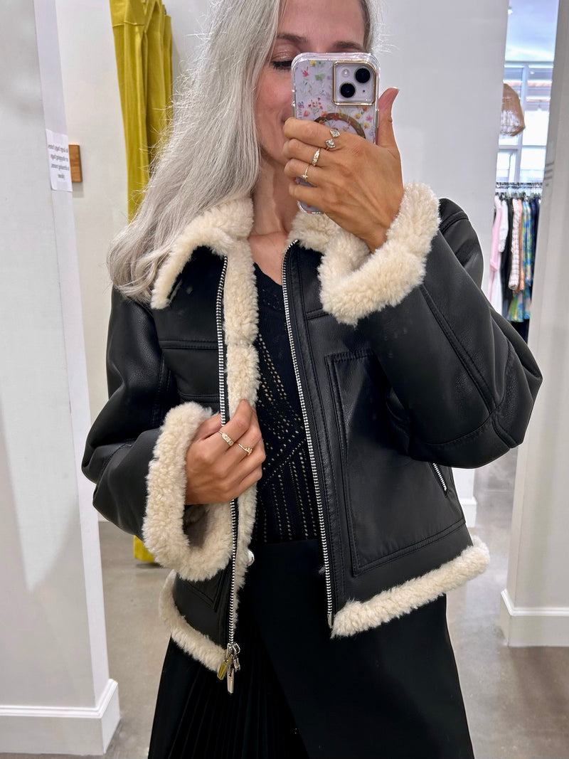 AVERY FAUX SHEARLING JACKET IN BLACK