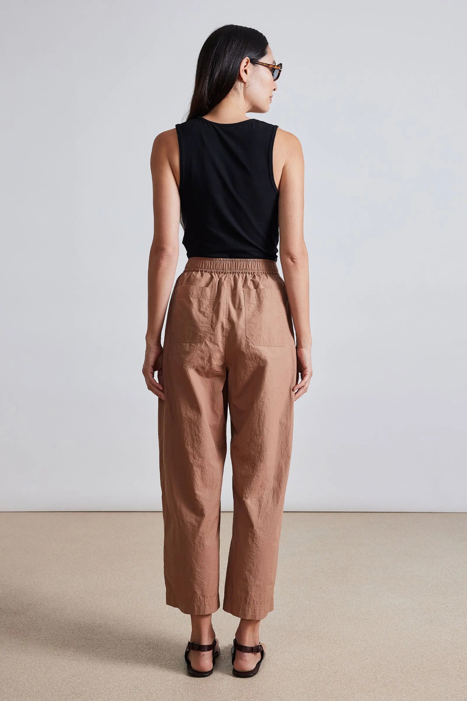 SPA PLEAT PANT IN DEEP KHAKi