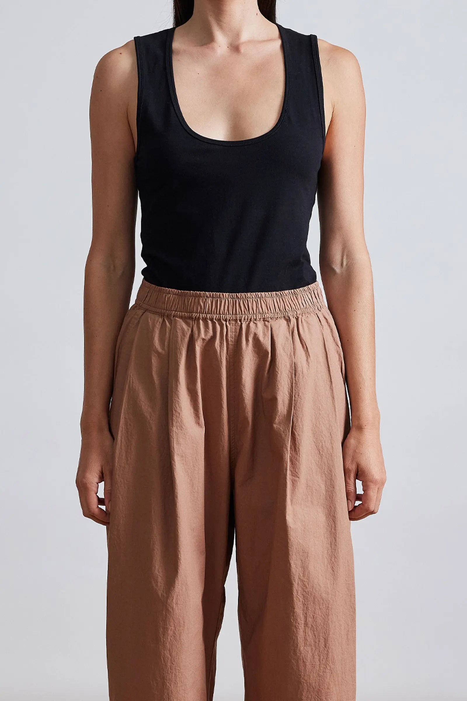 SPA PLEAT PANT IN DEEP KHAKi