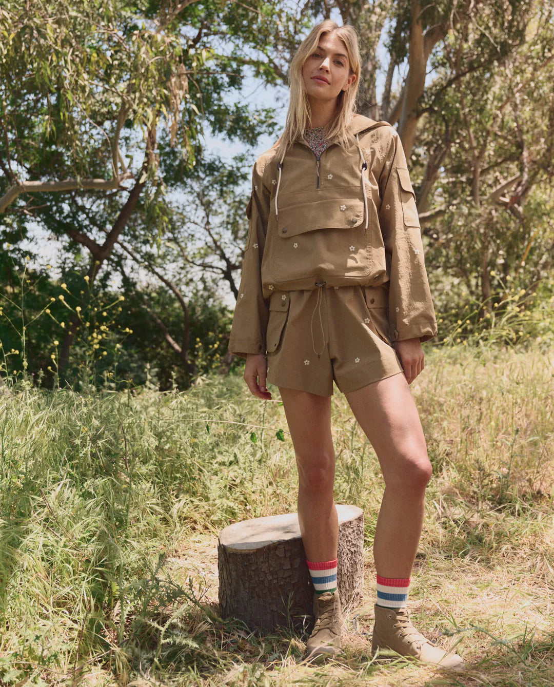 EMBROIDERED CARGO SHORTS IN KHAKI WITH DAISY