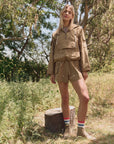 EMBROIDERED CARGO SHORTS IN KHAKI WITH DAISY
