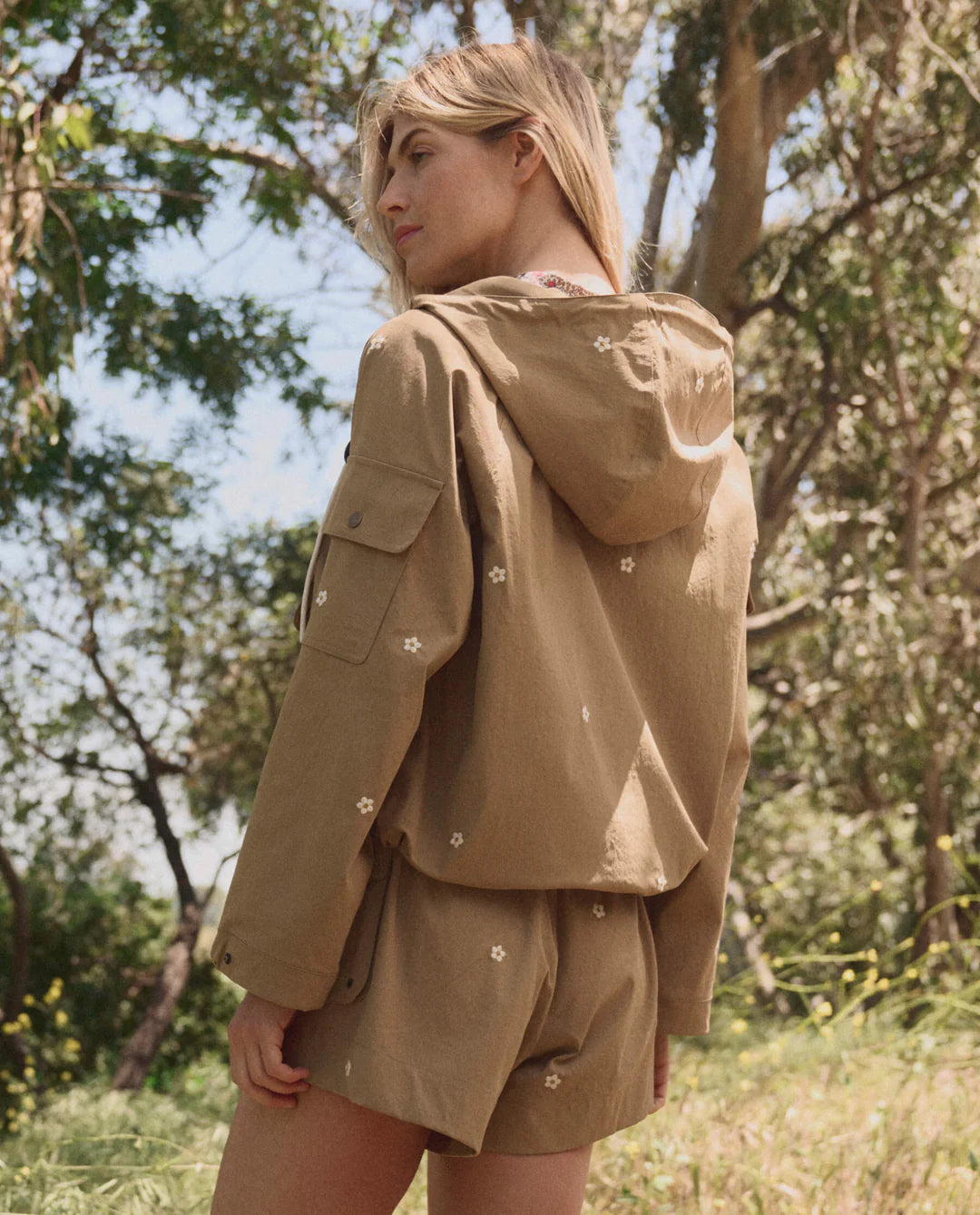 EMBROIDERED CARGO SHORTS IN KHAKI WITH DAISY