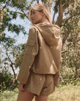 EMBROIDERED CARGO SHORTS IN KHAKI WITH DAISY