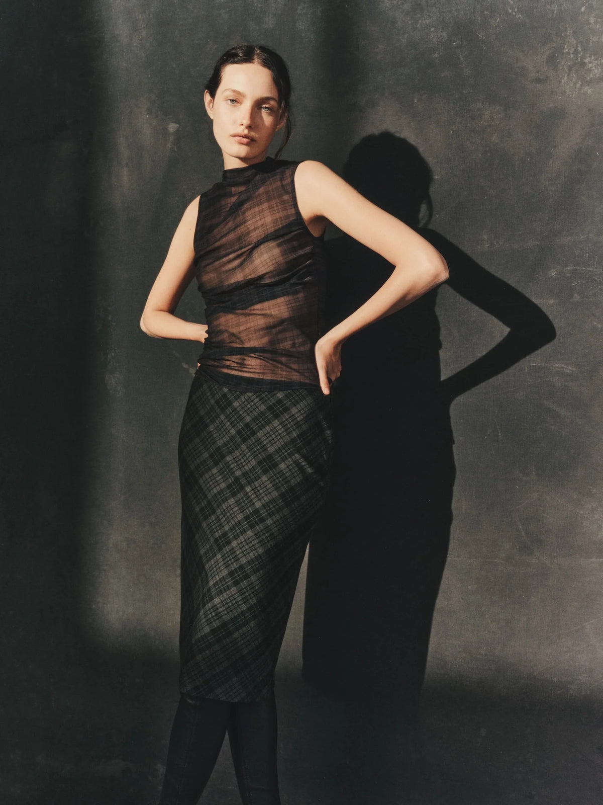 MESH SLEEVELESS TWIST TOP