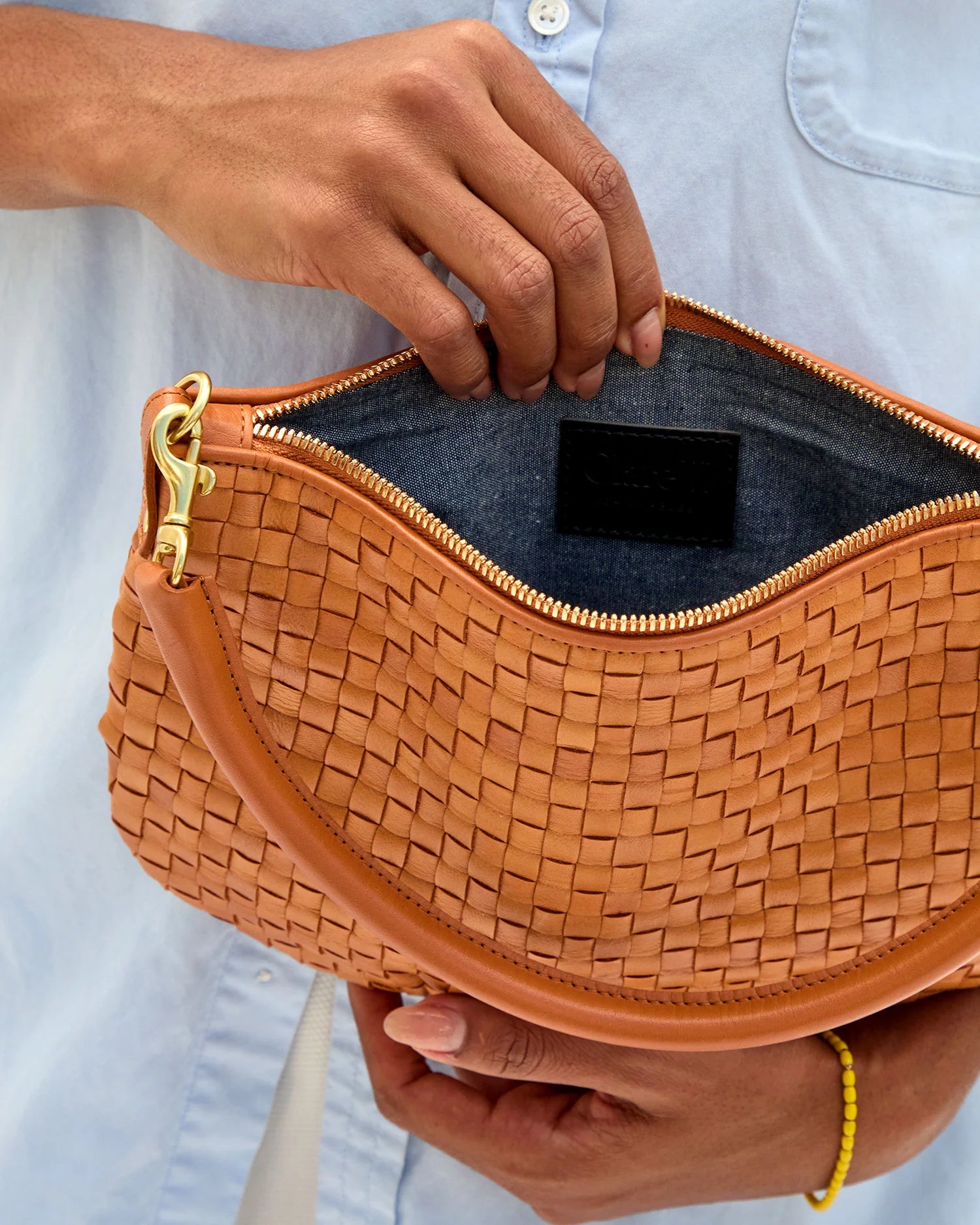 PETIT MOYEN MESSENGER IN NATURAL