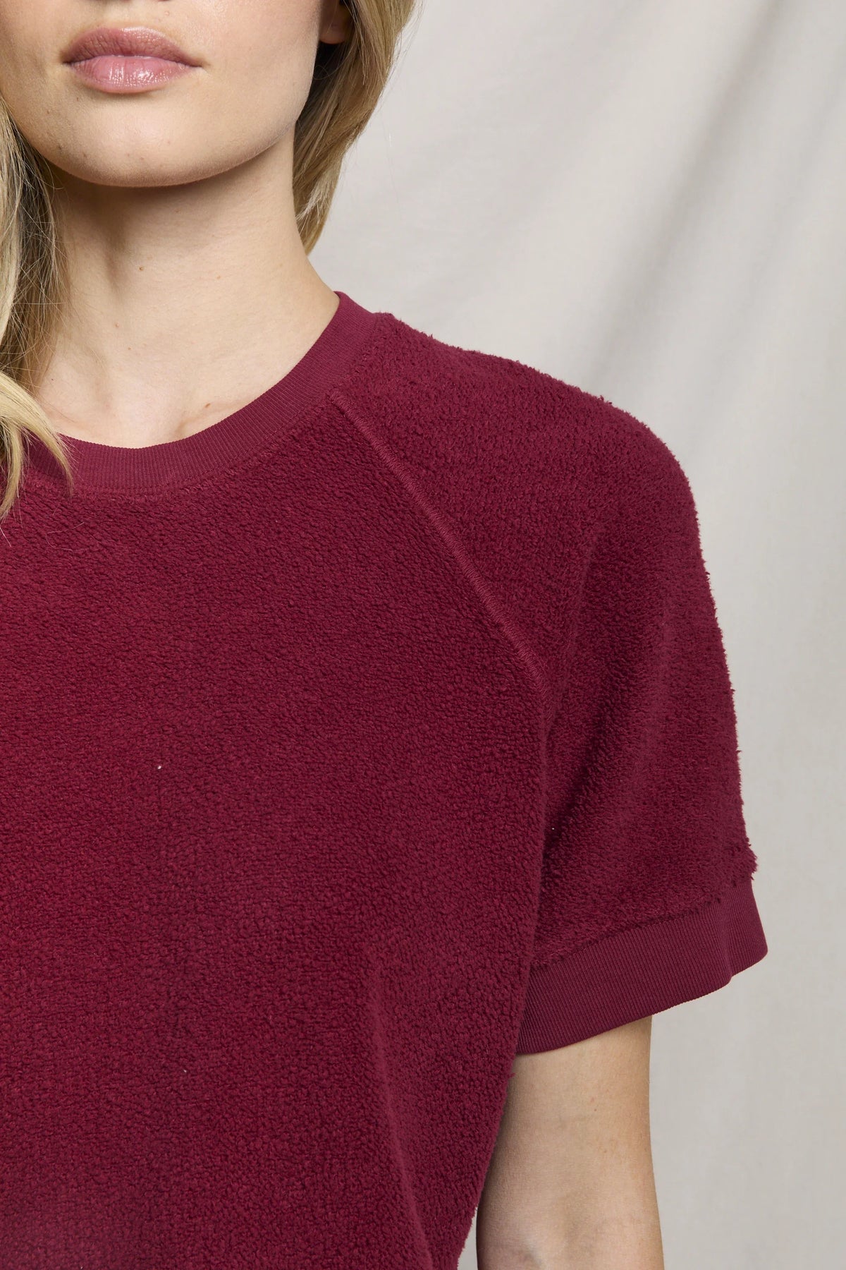 ZIGGY SHORT SLEEVE SWEATSHIRT IN RUBY RED